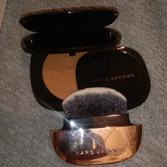 Marc Jacobs Other - MARC JACOBS Blurring Beauty Powder w/Brush